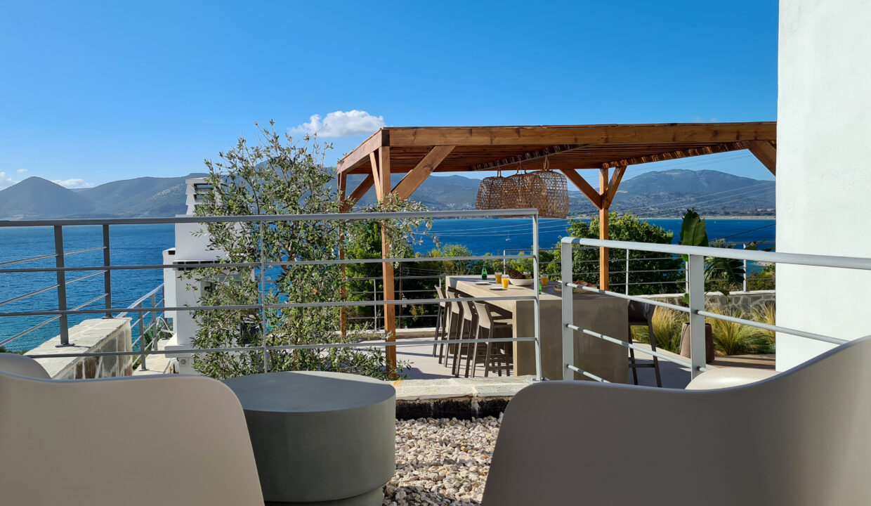 villa-empeiria-paleros-greece-outside-sitting-area-with-view-on-the-sea